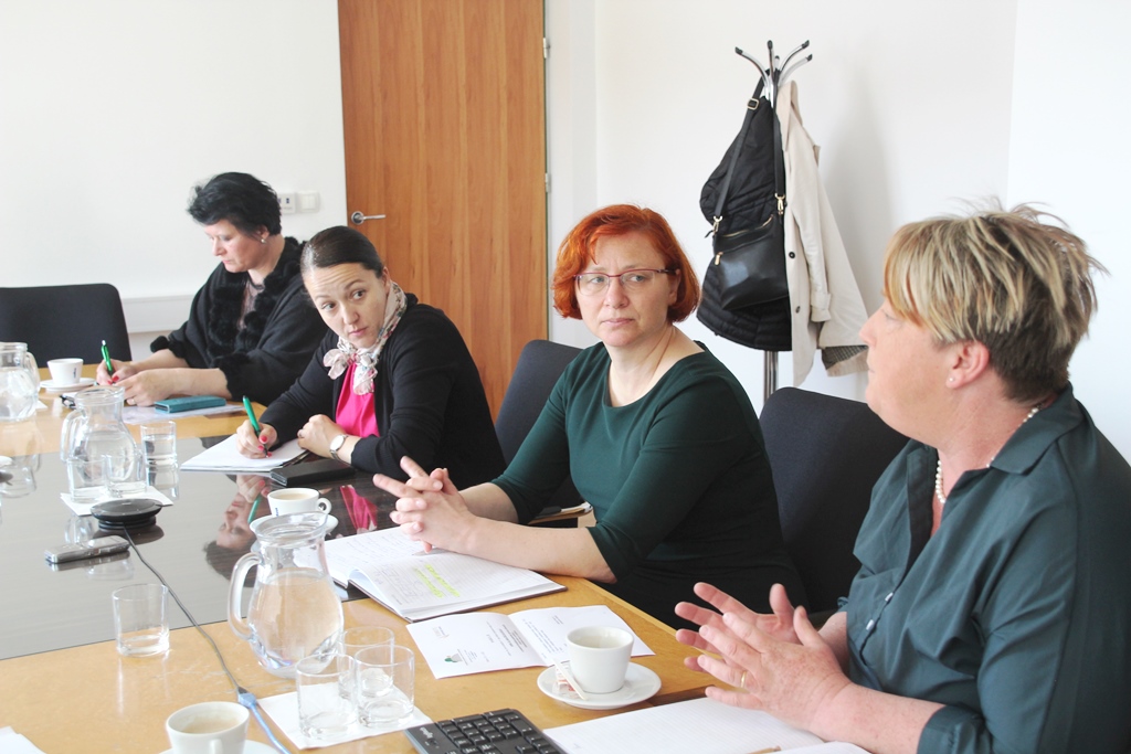 Nova predsednica odbora je Alenka Marjetič Žnider (druga z desne) iz Zadružne zveze Slovenije.