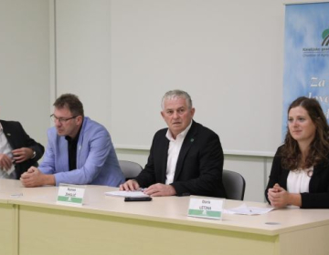 Novinarska konferenca o tednu slovenske hrane in prehranskih smernicah. Z leve: Borut Florjančič - ZZS, Boštjan Noč - ČZS, Roman Žveglič - KGZS in Doris Letina - ZSPM