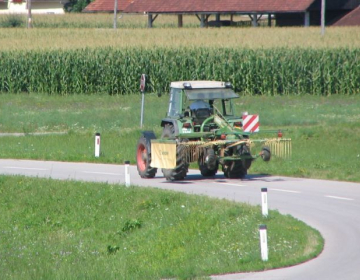 traktor na cesti